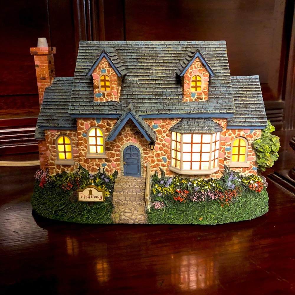 Thomas Kinkade Hawthorne Village "Pharmacy" Lamplight Village House Collectible
